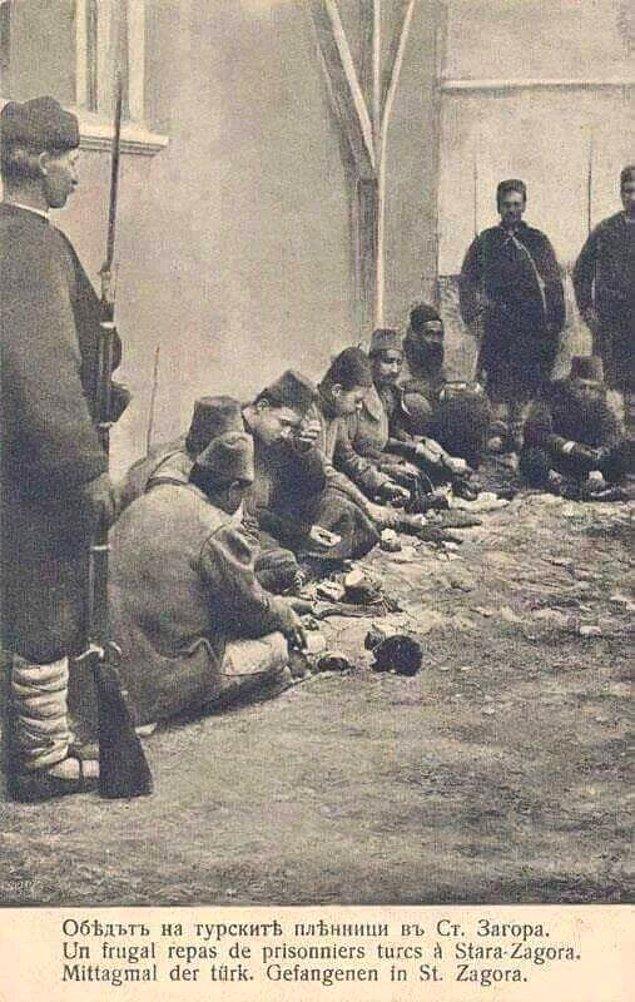 17. Yıl 1912, Balkan Savaşı.  Esir düşen Osmanlı askerleri verilen bir parça ekmeği de kedi yavrularıyla paylaşıyor.