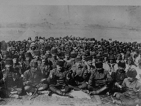 19. I. Dünya Savaşı esnasında cephede dua eden Türk askerleri...