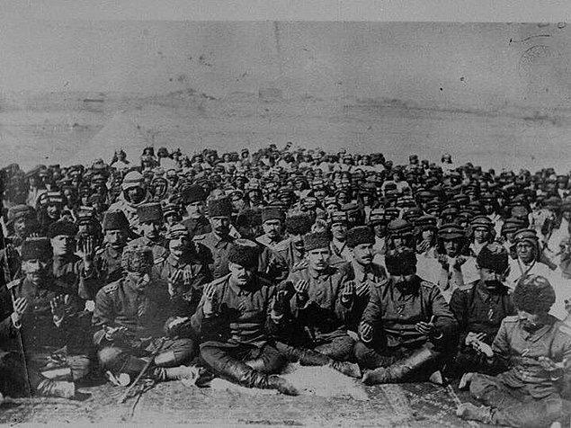 19. I. Dünya Savaşı esnasında cephede dua eden Türk askerleri...