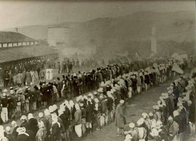 Çanakkale Savaşı'na katılmak için kayıt yaptırmaya gelen Müslüman Arnavut ve Boşnaklar. Karadağ Sancak bölgesi.