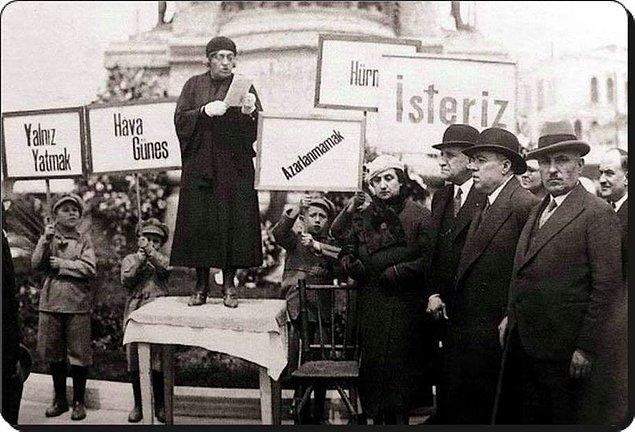 25. Dünyada ilk çocuk hakları bildirgesi öğretmen Nakiye Elgün tarafından Taksim Meydanı'nda okundu... Yıl, 1930