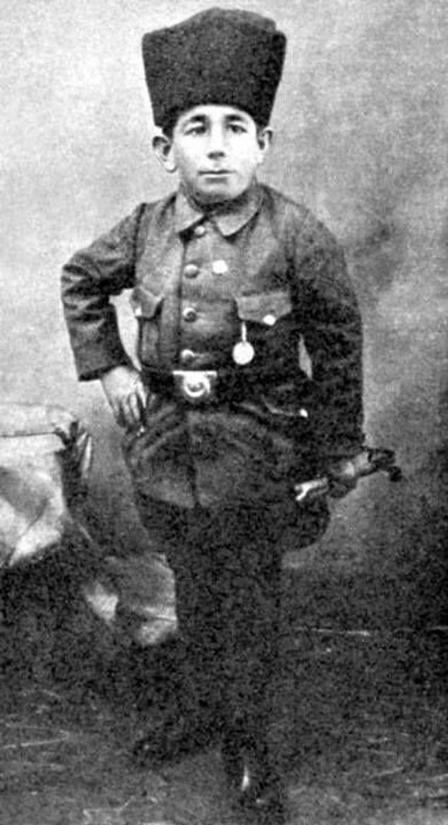 29. Sarayda soytarılık yaparken, Kurtuluş Savaşı başlayınca "kuştüyü" yatağını bırakıp Milli Mücadele'ye katılan 110 cm'lik dev.. Ali Şamil...