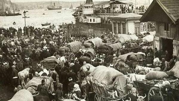 30. Balkan Savaşı sırasında, doğduğu toprakları terk etmek zorunda kalan insanlar, Anadolu'ya gitmek üzere sirkecide vapur beklerken.. Yıl, 1912