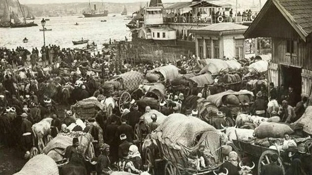 Balkan Savaşı sırasında, doğduğu toprakları terk etmek zorunda kalan insanlar, Anadolu'ya gitmek üzere sirkecide vapur beklerken.. Yıl, 1912