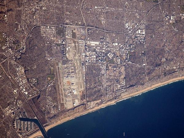 9. Los Angeles Uluslararası Havalimanı (LAX) Marina Del Ray ve Manhattan Beach'in yakınında California'da bulunuyor.