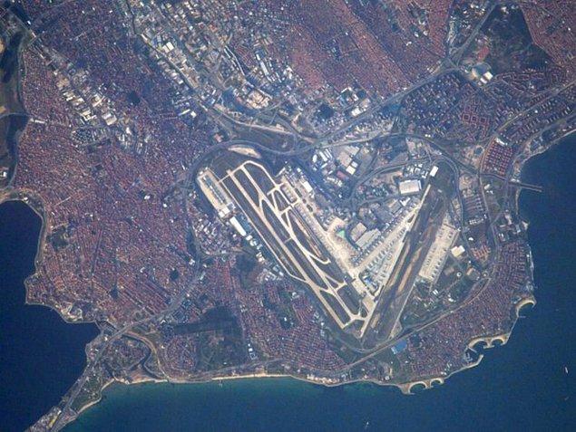 10. Istanbul Atatürk Havalimanı Türkiye'nin en büyük havalimanı.