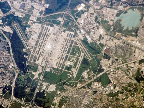 15. Dallas-Fort Worth  Uluslararası Havalimanı Manhattan Adası'ndan bile büyük ve dünyanın 4. büyük havalimanı ünvanına sahip.