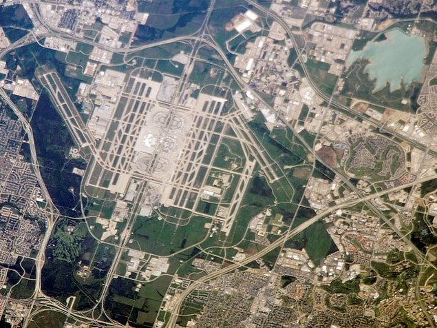 15. Dallas-Fort Worth Uluslararası Havalimanı Manhattan Adası'ndan bile büyük ve dünyanın 4. büyük havalimanı ünvanına sahip.