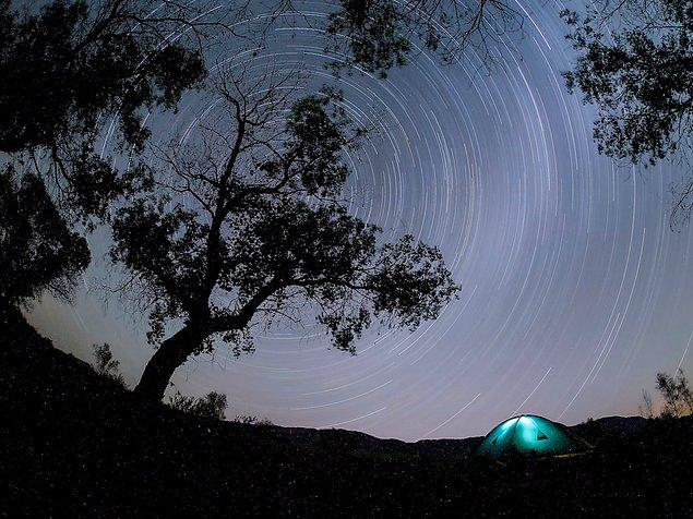 2. Kazakistan Altyn-Emel Milli Park'ında kamp yaparsanız bu gökyüzüyle uykuya dalabilirsiniz.