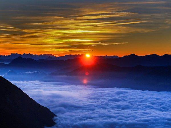 9. Hundskopf Dağının üzerinde duran fotoğraf sanatçısı Avusturya'nın Inntal Vadisi üzerinde doğan güneşi yakalamış.