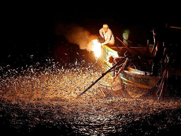 11. Tayvan'ın başkenti Taipei'de balıkçılar sülfürik ateşle balık avlıyor.