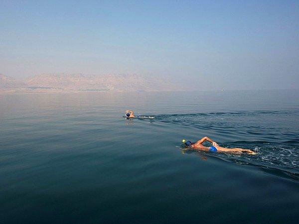 13. Ölü Deniz'de (Lut Gölü) Ürdün'den İsrail'e yüzen yüzücüler, doğanın karşı karşıya kaldığı tehlikelere dikkat çekiyor.