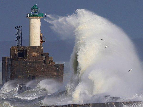 18. Saatte 100 km hıza ulaşan rüzgarlar kuzey Fransa'daki Boulogne-sur-Mer kıyılarında dalgaları devleştiriyor.
