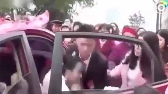 Çin'de Müstakbel Eşini Gelin Arabasından Yaka Paça İndiren Damat