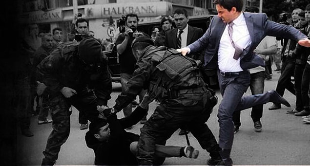Başbakanlık Müşaviri Yerkel Soma'da objektiflere yansıyan bu fotoğraf ile Türkiye gündemine damgasını vurmuştu.