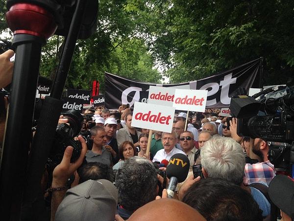 Kılıçdaroğlu AdaletYürüyüşü'nü başlatmak için Güvenpark'a 'Adalet' yazan dövizle geldi.