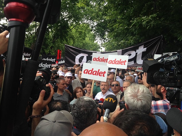 Kılıçdaroğlu AdaletYürüyüşü'nü başlatmak için Güvenpark'a 'Adalet' yazan dövizle geldi.