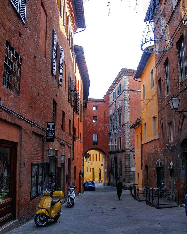 Bir İtalya klasiği: Vespa ve rengarenk sokaklar