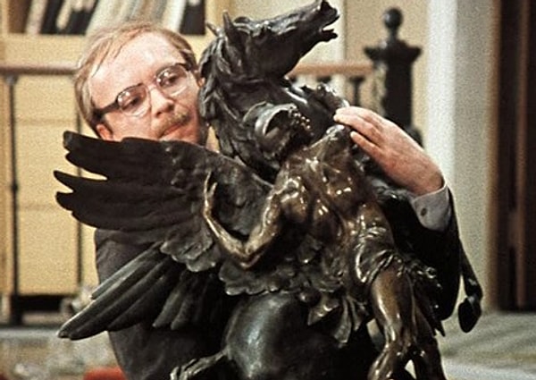 9. Бронзовый конь, которого тащит Новосельцев, имеет даже собственную фильмографию.