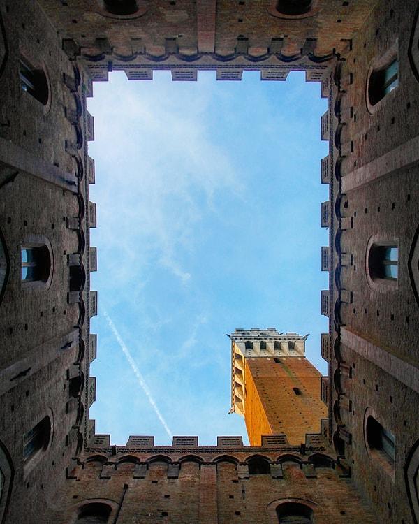 Fotoğrafta simetri tutkunları için muhteşem bir açı yakalama fırsatı: Piazza Pubblico