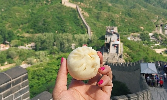 Девушка, путешествующая по миру и собирающая вкусы уникальных блюд