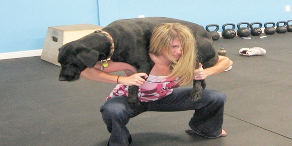 İşte Instagram Dünyasının Yeni Furyası: Köpekleriyle Squat Yapan Genç Sporseverler!