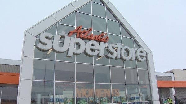 1. Эшли отправилась за продуктами в супермаркет со своей матерью, и когда прогуливалась между полок почувствовала спазмы в животе и отправилась в туалет.