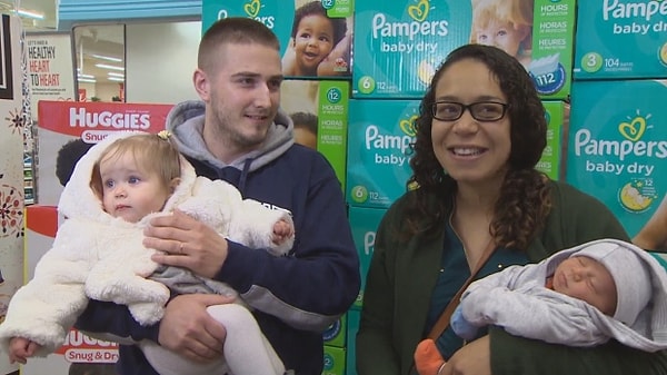 4. Счастливые родители посетили магазин вместе с маленьким Эзрой, чтобы поблагодарить сотрудников. Там им вручили подарок в виде годового запаса подгузников.