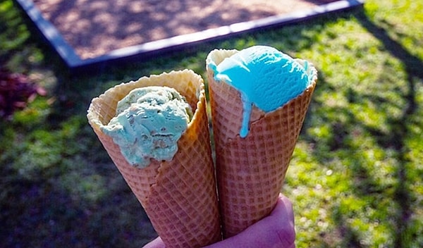 7. Всего на выбор предлагают 18 вкусов: фисташковый, черничный, с кленовым сиропом, манговый, клубничный, дынный, шоколадное печенье, «Ваниль-бурбон» и другие