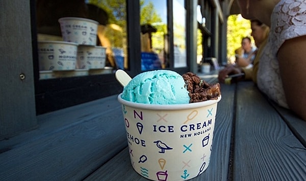 8. Купить такой десерт можно в трубочке или в бумажном стаканчике за 80 рублей