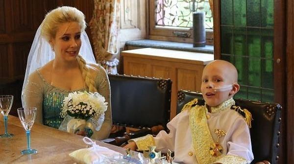 İçlerinden bir kadın Elsa kostümü giymiş ve kentin kalesinde temsili bir düğün töreni düzenlenmiş.
