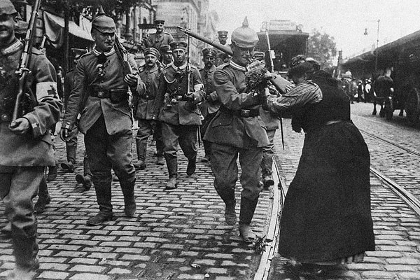 Zweig’in toplumu gözlemleyerek ve düşüncelerini kaleme alarak geçirdiği yılların ardından, yozlaşmışlığın farkına varması da geç olmadı haliyle.