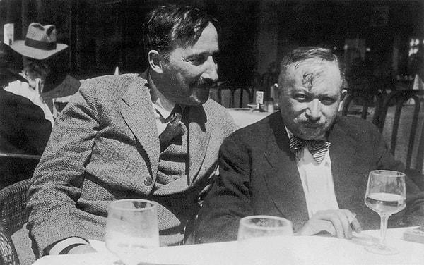 Bir zaman sonra Zweig ve Rolland, İsviçre’de dünyanın her yerinden en önemli düşünürleri İsviçre’de bir panele davet eder.
