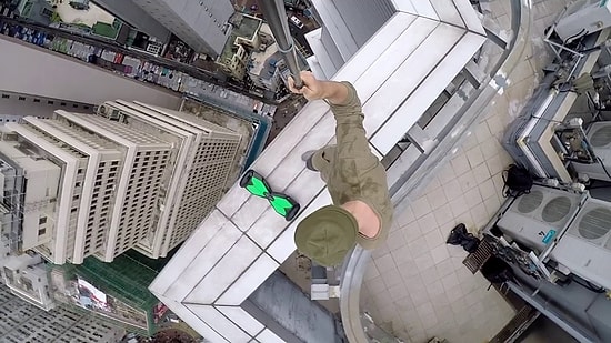 Gökdelenin Tepesinde Hoverboard ile Tehlikeli Hareketler Yapan Yürek Yemiş Adam