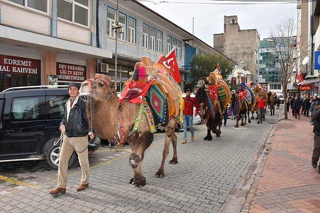 9. Güreşin yapılacağı il veya ilçede güreşten önce develer kortej halinde şehir merkezinde tura çıkarılır.