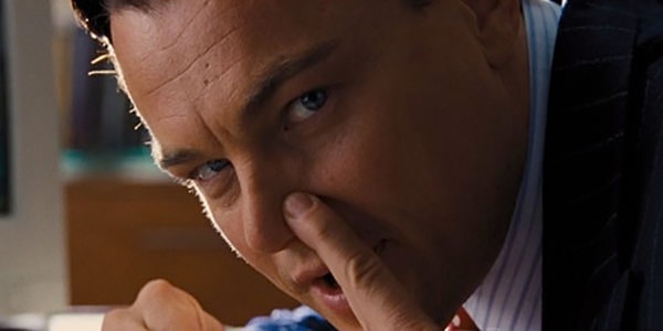 2. Лео на самом деле втягивает в нос витамин В в "Волке с Уолл-стрит"