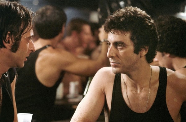 12. Массовка должна уметь вести беседы, не производя шума