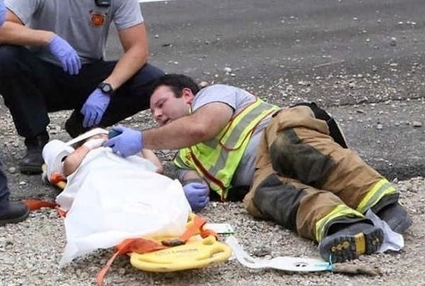 3. Перепуганный ребенок никак не мог успокоиться после ужасной автокатастрофы