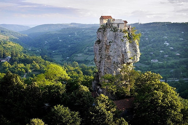 1. Столп Кацхи - достопримечательность хоть и «новая», но уже успевшая стать символом Имеретии, Грузия
