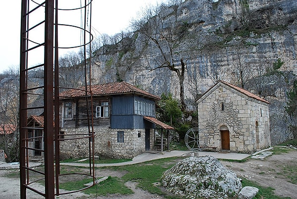 7. Однако Максим Кавтарадзе не просто отшельник: дважды в неделю он спускается со столпа и исповедует пришедших к нему людей