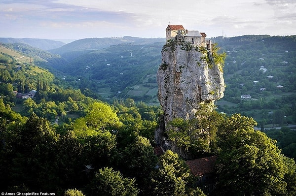 14. Кроме небольшой церквушки на вершине Кацхийского столпа, за время отшельничества отца Максима внизу возник небольшой монастырь с часовней, кельями и вспомогательными помещениями