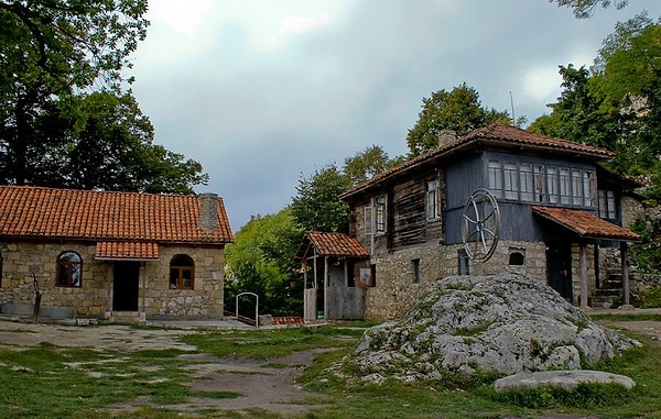 12. Максим стал монахом в 1993 году, с тех пор он служит Господу и помогает людям бороться с искушениями