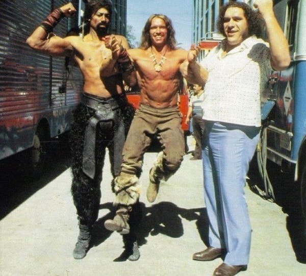 1. Это был далеко не первый раз, когда Андре поднимал Арнольда в воздух.