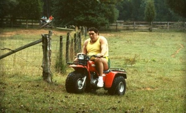 4. Из-за роста Андре все предметы, которые он использовал, выглядели как игрушечные