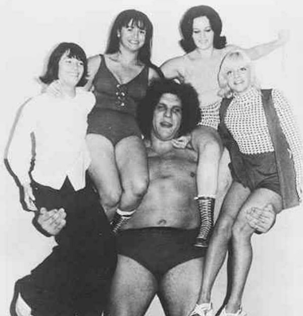 7. Андре поднимал тяжелые вещи словно пушинки. Его брат клянется, что Андре мог заменить трех батраков даже тогда, когда он еще был подростком