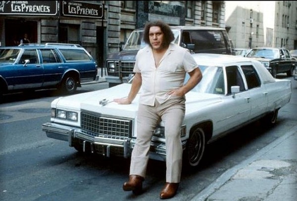 12. Андре сидит на капоте автомобиля, 1980-е