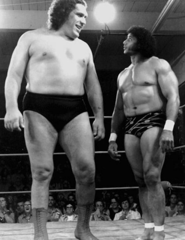 16. Андре Гигант и рестлер из "Объединённого мира борьбы"