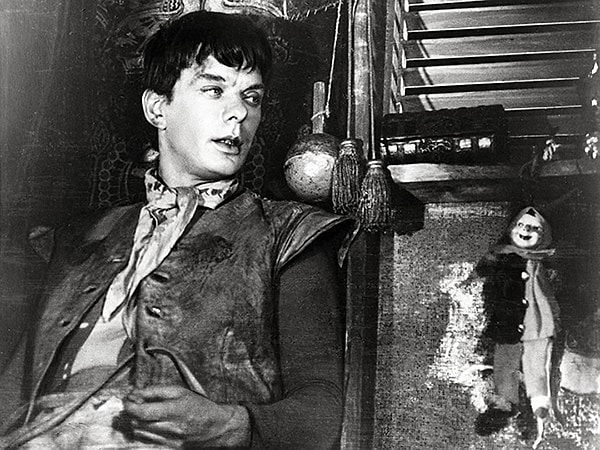 4. Исполняя роль Тибула в «Трех толстяках», Баталов ходил по канату сам, от дублеров он отказался.