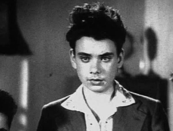 7. Кинодебют Баталова состоялся в 16 лет в фильме «Зоя» о Зое Космодемьянской.