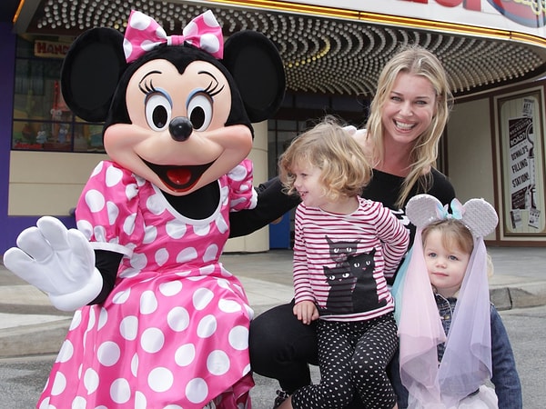 8. Дочкам Ребекки Ромейн Чарли и Долли сейчас 9 лет.